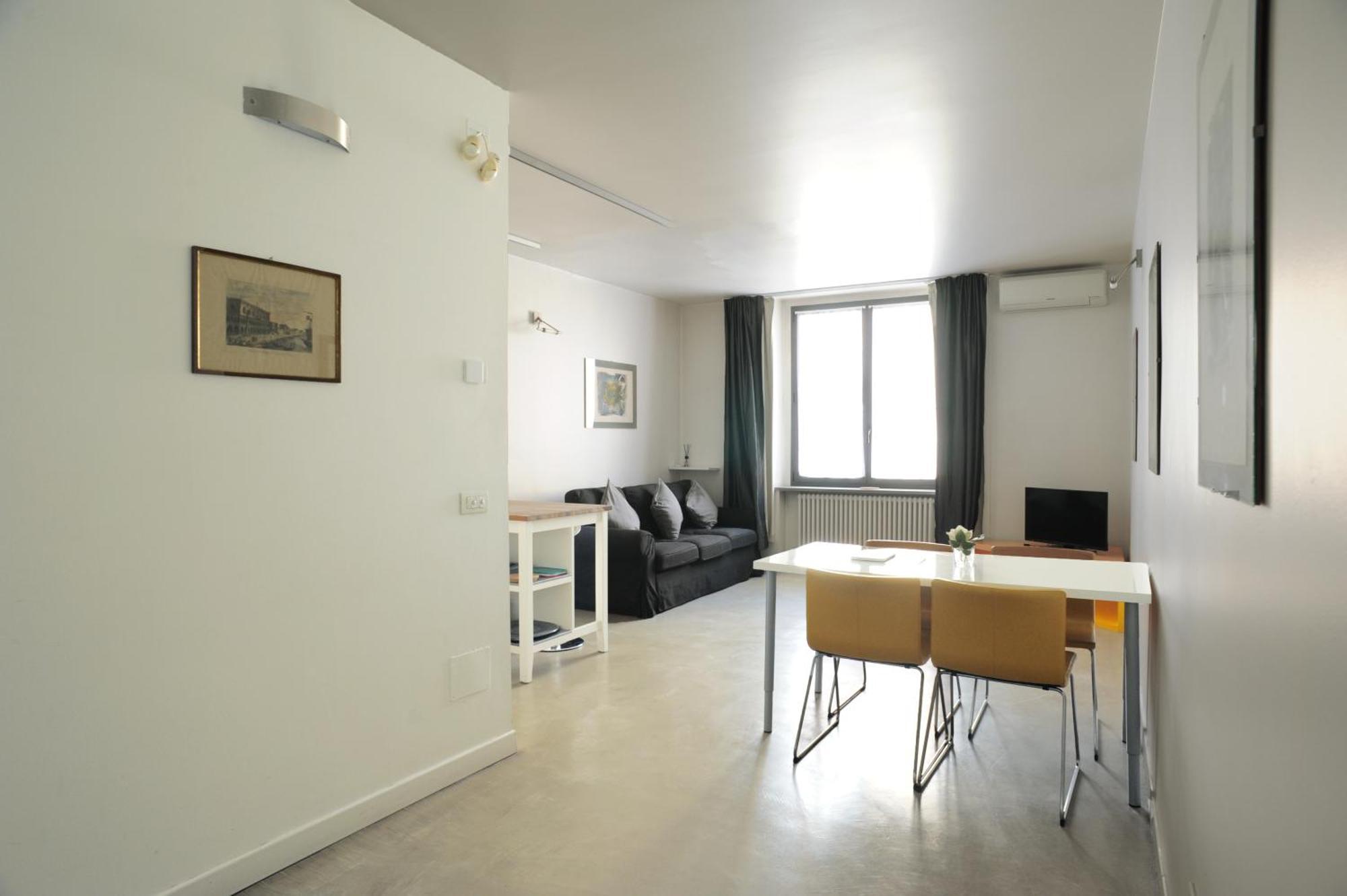 Sant Ambrogio Courtyard Room In Shared Flat Милано Екстериор снимка