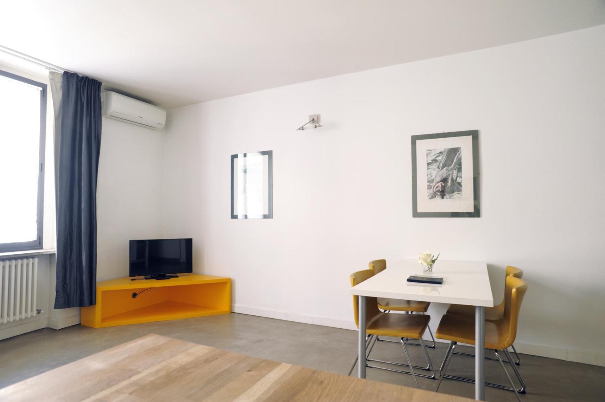 Sant Ambrogio Courtyard Room In Shared Flat Милано Екстериор снимка